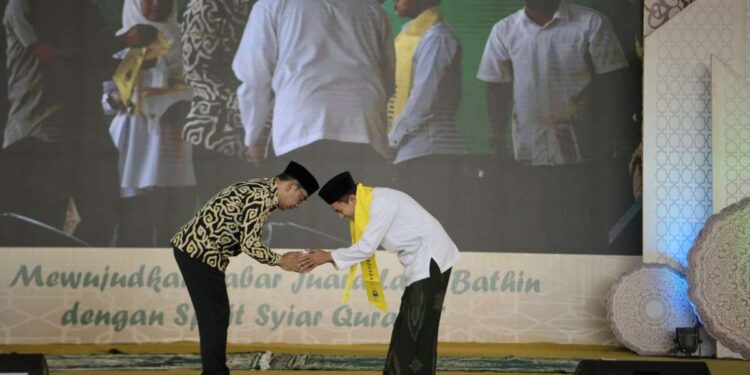 5 Tahun Jabar Juara Gubernur Ridwan Kamil Wisuda 2.000 Penghafal Al-Qur’an Program Sadesha