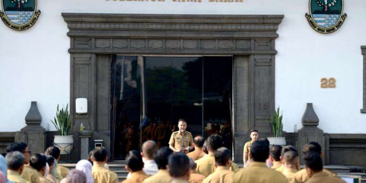 Penghargaan Motivasi Akselerasi Program Jabar, Pesan Bey Machmudin pada Apel Pagi ASN