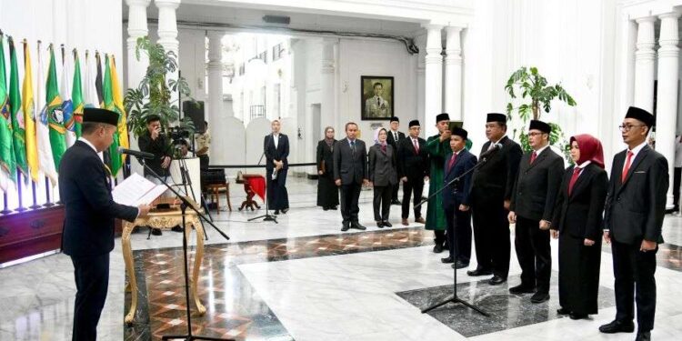 Bey Machmudin Lantik Komisi Informasi Jawa Barat Periode 2024-2028
