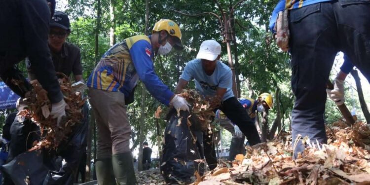 DPD KNPI dan Pemkab Garut Gelar Aksi Bersih Hutan Kota Kerkof.