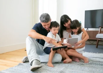 Peran Orang Tua Jadi Kunci Cegah Anak Kecanduan Gadget