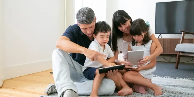 Peran Orang Tua Jadi Kunci Cegah Anak Kecanduan Gadget
